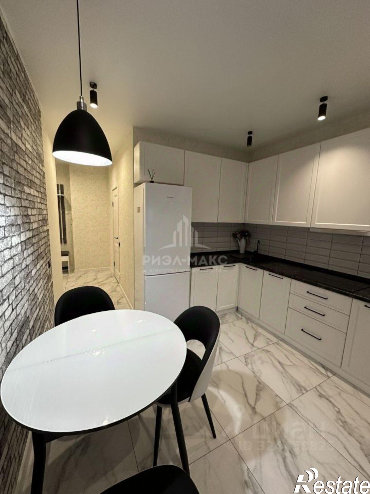 Сдать квартиру за 40 000 рублей на улица Горбатова, 18